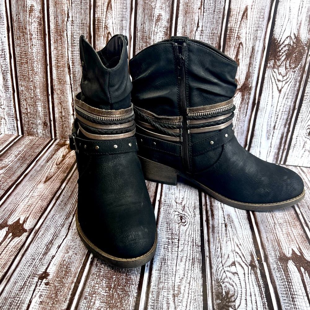 Black booties from Jellypop.